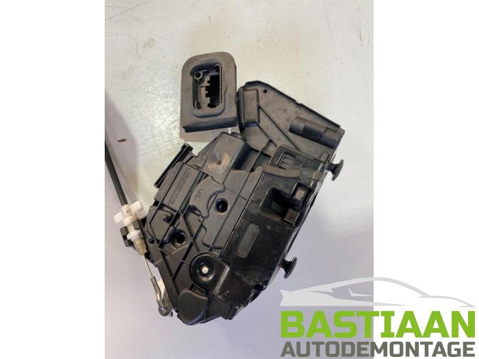 Dörrlåsmekanism, 2-dörrars, höger från en Volkswagen Golf VI (5K1) 1.4 16V 2011