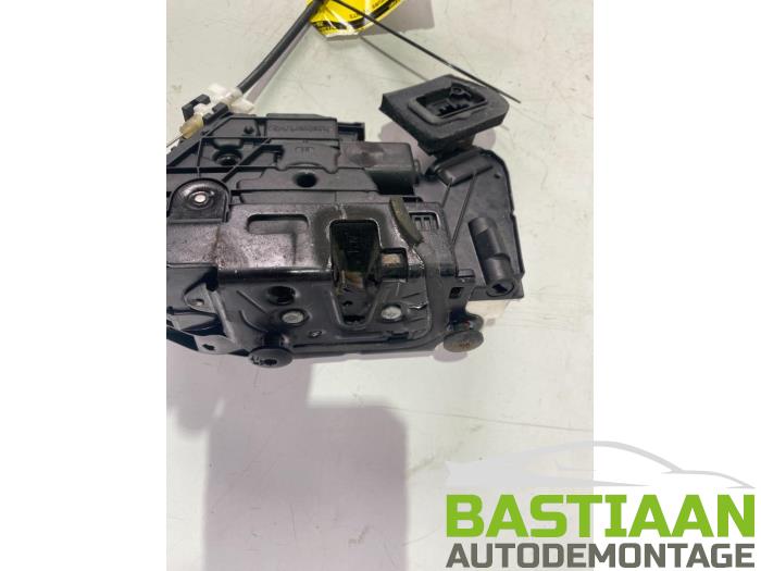 Dörrlåsmekanism, 2-dörrars, höger från en Volkswagen Golf VI (5K1) 1.4 16V 2011