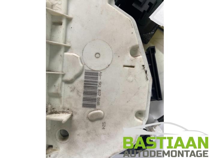 Dörrlåsmekanism, 2-dörrars, höger från en Volkswagen Golf VI (5K1) 1.4 16V 2011