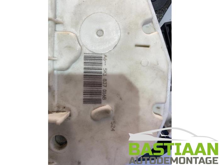 Dörrlåsmekanism, 2-dörrars, höger från en Volkswagen Golf VI (5K1) 1.4 16V 2011