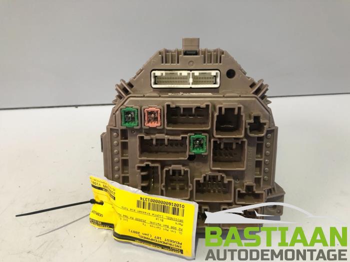 Instrumentpanel från en Peugeot 107 1.0 12V 2007