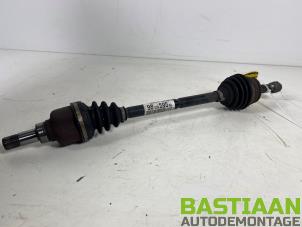 Begagnade Drivaxel, vänster fram Peugeot 208 I (CA/CC/CK/CL) 1.2 Vti 12V PureTech 82 Pris € 34,99 Marginaltabell erbjuds av Bastiaan Autodemontage