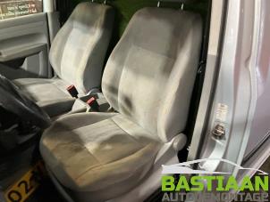 Begagnade Säte, vänster Volkswagen Caddy III (2KA,2KH,2CA,2CH) 2.0 SDI Pris på förfrågan erbjuds av Bastiaan Autodemontage