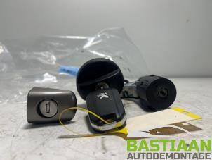 Gebruikte Kontaktslot + Sleutel Peugeot 208 I (CA/CC/CK/CL) 1.4 HDi Prijs € 49,99 Margeregeling aangeboden door Bastiaan Autodemontage