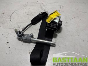 Begagnade Främre säkerhetsbälte, höger Opel Corsa D 1.4 16V Twinport Pris € 29,99 Marginaltabell erbjuds av Bastiaan Autodemontage