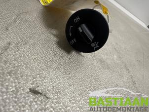 Używane Przelacznik poduszki powietrznej Renault Clio III Estate/Grandtour (KR) 1.5 dCi FAP Cena € 9,99 Procedura marży oferowane przez Bastiaan Autodemontage