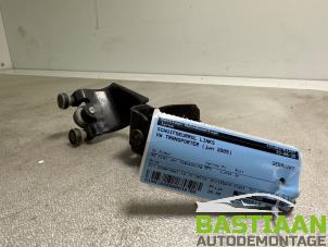 Gebruikte Schuifdeurrol links Volkswagen Multivan T5 (7E/7HC/7HF/7HM) 2.5 Tdi Prijs € 29,99 Margeregeling aangeboden door Bastiaan Autodemontage