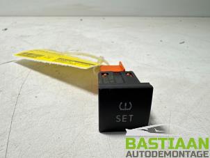 Gebruikte Bandenspanning schakelaar Volkswagen Polo V (6R) 1.2 TSI 16V BlueMotion Technology Prijs € 14,90 Margeregeling aangeboden door Bastiaan Autodemontage