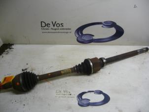 Gebruikte Aandrijfas rechts-voor Peugeot 407 Prijs € 80,00 Margeregeling aangeboden door De Vos Onderdelen