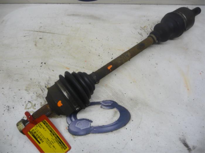 Aandrijfas links-voor van een Peugeot 807 2.0 16V 2003