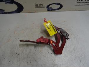 Używane Zawias pokrywy silnika Peugeot RCZ Cena € 35,00 Procedura marży oferowane przez De Vos Onderdelen