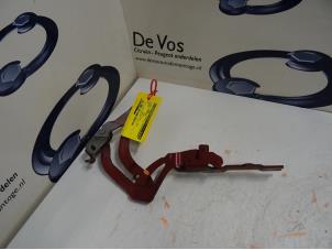 Używane Zawias pokrywy silnika Peugeot RCZ Cena € 35,00 Procedura marży oferowane przez De Vos Onderdelen