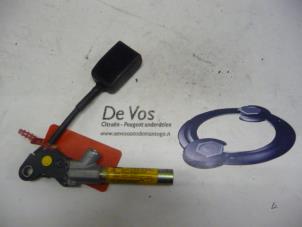 Begagnade Bältessträckare, vänster Peugeot 406 (8B) 2.0 S,SL,ST,STX 16V Pris € 45,00 Marginaltabell erbjuds av De Vos Onderdelen