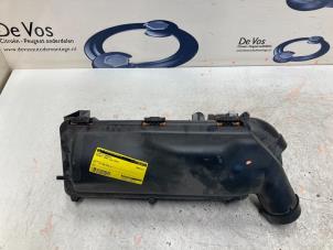 Gebruikte Luchtfilterhuis Peugeot 3008 II (M4/MC/MJ/MR) 1.6 e-THP 165 16V Prijs € 45,00 Margeregeling aangeboden door De Vos Onderdelen