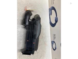 Gebruikte Luchtfilterhuis Peugeot 3008 II (M4/MC/MJ/MR) 1.6 e-THP 165 16V Prijs € 45,00 Margeregeling aangeboden door De Vos Onderdelen