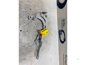 Używane Zawias pokrywy silnika Peugeot RCZ (4J) 1.6 16V THP Cena € 35,00 Procedura marży oferowane przez De Vos Onderdelen