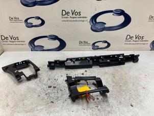 Gebruikte Bumperframe achter Peugeot Expert (V1/VA/VB/VE/VF/VT/VY) 2.0 Blue HDi 150 16V Prijs € 90,00 Margeregeling aangeboden door De Vos Onderdelen