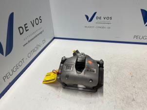 Gebruikte Remklauw (Tang) rechts-voor DS Automobiles DS 4 1.6 16V PureTech 180 Prijs € 135,00 Margeregeling aangeboden door De Vos Onderdelen