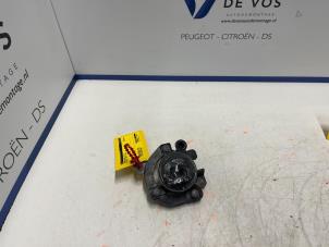 Gebruikte Verstraler rechts Peugeot 2008 (UD/UK/UR/US/UX) 1.2 VTi 12V PureTech 130 Prijs € 60,00 Margeregeling aangeboden door De Vos Onderdelen