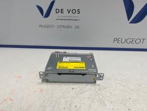 Używane Radio Peugeot 208 I (CA/CC/CK/CL) 1.2 Vti 12V PureTech 82 Cena € 350,00 Procedura marży oferowane przez De Vos Onderdelen