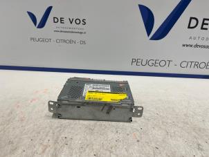 Gebruikte Radio Peugeot 208 I (CA/CC/CK/CL) 1.2 Vti 12V PureTech 82 Prijs € 160,00 Margeregeling aangeboden door De Vos Onderdelen