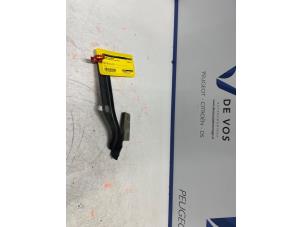 Gebruikte Motorkap Scharnier Citroen Berlingo 1.6 VTi 95 16V Prijs € 35,00 Margeregeling aangeboden door De Vos Onderdelen