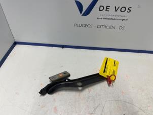 Gebruikte Motorkap Scharnier Citroen Berlingo 1.6 VTi 95 16V Prijs € 35,00 Margeregeling aangeboden door De Vos Onderdelen