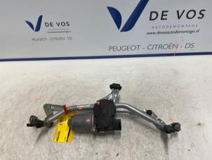 Gebruikte Ruitenwissermotor voor Opel Crossland (X) 1.2 Turbo 12V Prijs € 135,00 Margeregeling aangeboden door De Vos Onderdelen