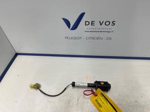 Używane Zawias pokrywy silnika Peugeot RCZ (4J) 2.0 HDi 16V FAP Cena € 160,00 Procedura marży oferowane przez De Vos Onderdelen