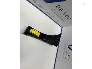 Używane Ekran lewy przód Peugeot RCZ (4J) 1.6 16V THP Cena € 125,00 Procedura marży oferowane przez De Vos Onderdelen