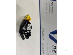 Używane Napinacz pasa bezpieczenstwa prawy DS Automobiles DS 7 Crossback 1.6 16V PureTech 225 Cena € 225,00 Procedura marży oferowane przez De Vos Onderdelen