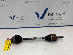 Begagnade Drivaxel, vänster fram Peugeot 208 II (UB/UH/UP) 1.2 Vti 12V PureTech 100 Pris € 135,00 Marginaltabell erbjuds av De Vos Onderdelen