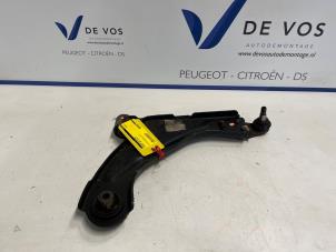 Używane Wahacz zawieszenia prawy przód Peugeot 3008 II (M4/MC/MJ/MR) 1.2 12V PureTech Hybrid 48V Cena € 90,00 Procedura marży oferowane przez De Vos Onderdelen