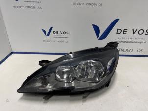 Gebruikte Linker Koplamp Peugeot 308 SW (L4/L9/LC/LJ/LR) 1.6 BlueHDi 120 Prijs € 200,00 Margeregeling aangeboden door De Vos Onderdelen