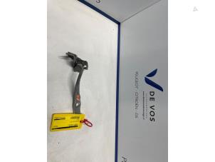 Używane Zawias pokrywy silnika Citroen C1 1.0 12V Cena € 45,00 Procedura marży oferowane przez De Vos Onderdelen