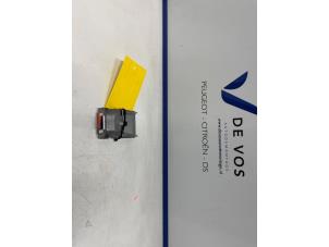 Begagnade Framåtriktad kamera Peugeot 2008 (UD/UK/UR/US/UX) 1.2 VTi 12V PureTech 130 Pris € 350,00 Marginaltabell erbjuds av De Vos Onderdelen