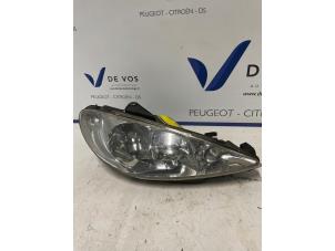 Begagnade Strålkastare, höger Peugeot 206 (2A/C/H/J/S) 1.4 XR,XS,XT,Gentry Pris € 70,00 Marginaltabell erbjuds av De Vos Onderdelen