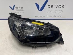 Gebruikte Koplamp rechts Peugeot 208 II (UB/UH/UP) 1.2 Vti 12V PureTech 75 Prijs € 225,00 Margeregeling aangeboden door De Vos Onderdelen