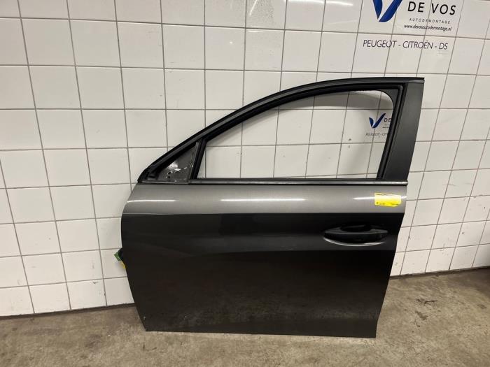 Dörr, 4-dörrars, vänster fram från en Peugeot 208 II (UB/UH/UP) 1.2 Vti 12V PureTech 75 2020