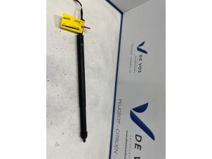 Gebruikte Gasdemper rechts-achter Citroen C5 Aircross I (A4/AC/AJ/AR) 1.2 e-THP PureTech 130 Prijs € 100,00 Margeregeling aangeboden door De Vos Onderdelen