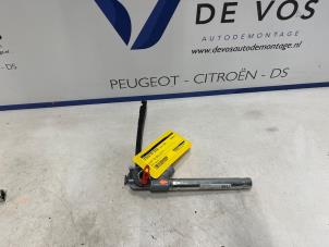 Używane Napinacz pasa bezpieczenstwa prawy DS Automobiles DS 7 1.6 16V E-Tense 225 Cena € 80,00 Procedura marży oferowane przez De Vos Onderdelen