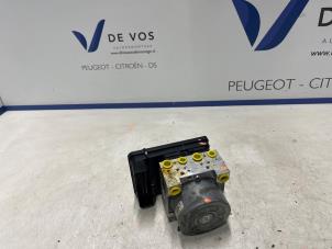 Używane Pompa ABS Opel Corsa F (UB/UH/UP) 1.2 Turbo 12V 130 Cena € 450,00 Procedura marży oferowane przez De Vos Onderdelen