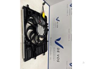 Używane Obudowa wentylatora Peugeot 308 (F3/FB/FH/FM/FP) 1.2 PureTech Hybrid 136 Cena € 160,00 Procedura marży oferowane przez De Vos Onderdelen