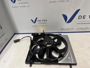 Używane Obudowa wentylatora Opel Corsa F (UB/UH/UP) 1.2 12V 75 Cena € 160,00 Procedura marży oferowane przez De Vos Onderdelen