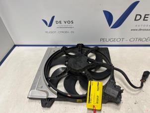 Używane Obudowa wentylatora Opel Corsa F (UB/UH/UP) 1.2 12V 75 Cena € 160,00 Procedura marży oferowane przez De Vos Onderdelen