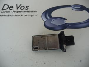 Gebruikte Luchthoeveelheidsmeter Citroen Jumper (U9) 2.2 HDi 100 Euro 4 Prijs € 70,00 Margeregeling aangeboden door De Vos Onderdelen