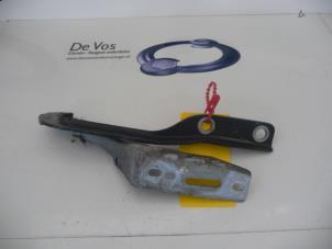 Gebruikte Motorkap Scharnier Peugeot 307 CC (3B) 2.0 16V Prijs € 15,00 Margeregeling aangeboden door De Vos Onderdelen