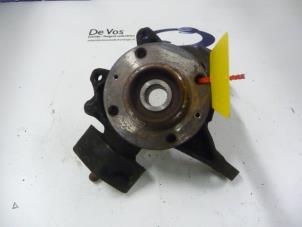 Gebruikte Fusee links-voor Peugeot 406 Break (8E/F) 2.0 16V Prijs € 55,00 Margeregeling aangeboden door De Vos Onderdelen