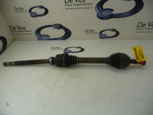 Gebruikte Aandrijfas rechts-voor Peugeot 407 SW (6E) 2.0 HDiF 16V Prijs € 90,00 Margeregeling aangeboden door De Vos Onderdelen