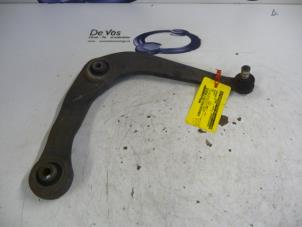 Gebruikte Triangel rechts-voor Peugeot 206 CC (2D) 2.0 16V Prijs € 45,00 Margeregeling aangeboden door De Vos Onderdelen